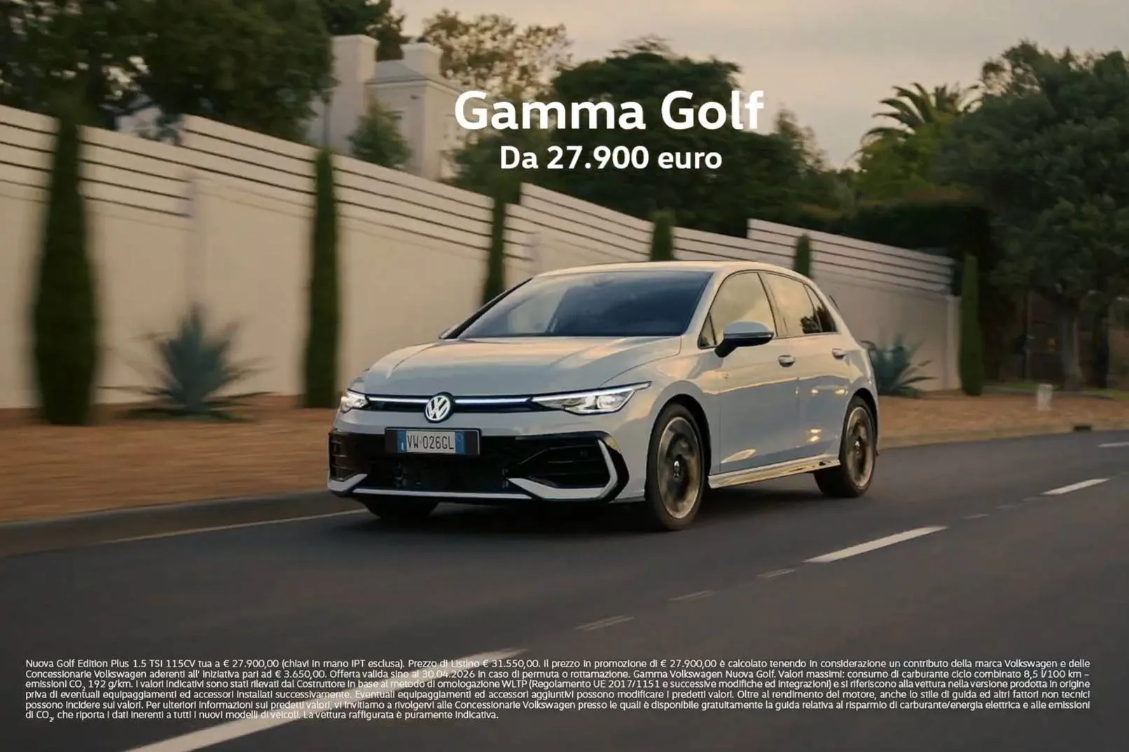 una volkswagen golf grigia che percorre una strada al tramonto, sopra la scritta gamma golf da 27.900 euro