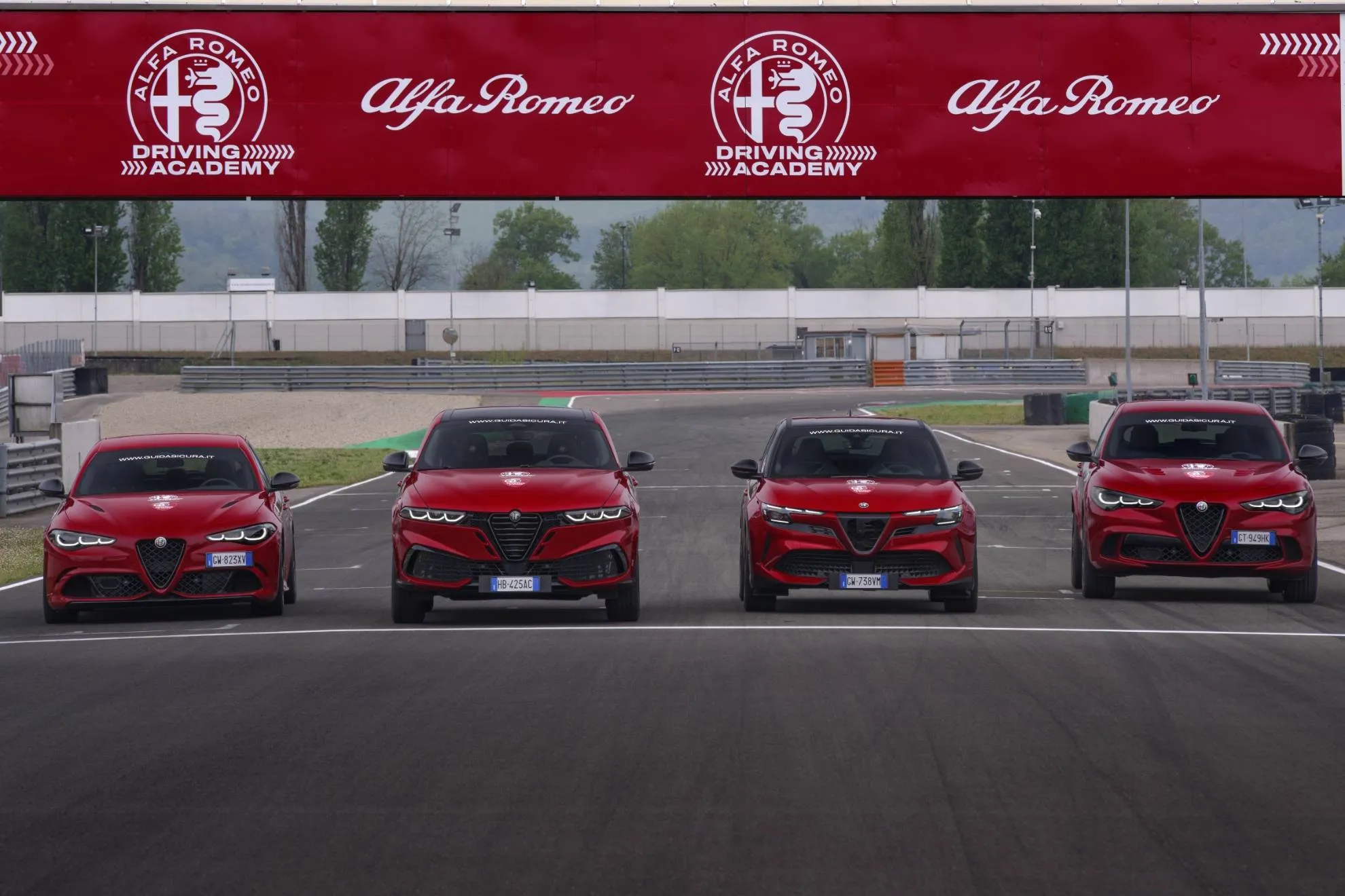 Gamma Alfa Romeo da sinistra a destra Giulia, Tonale, Junior, Stelvio