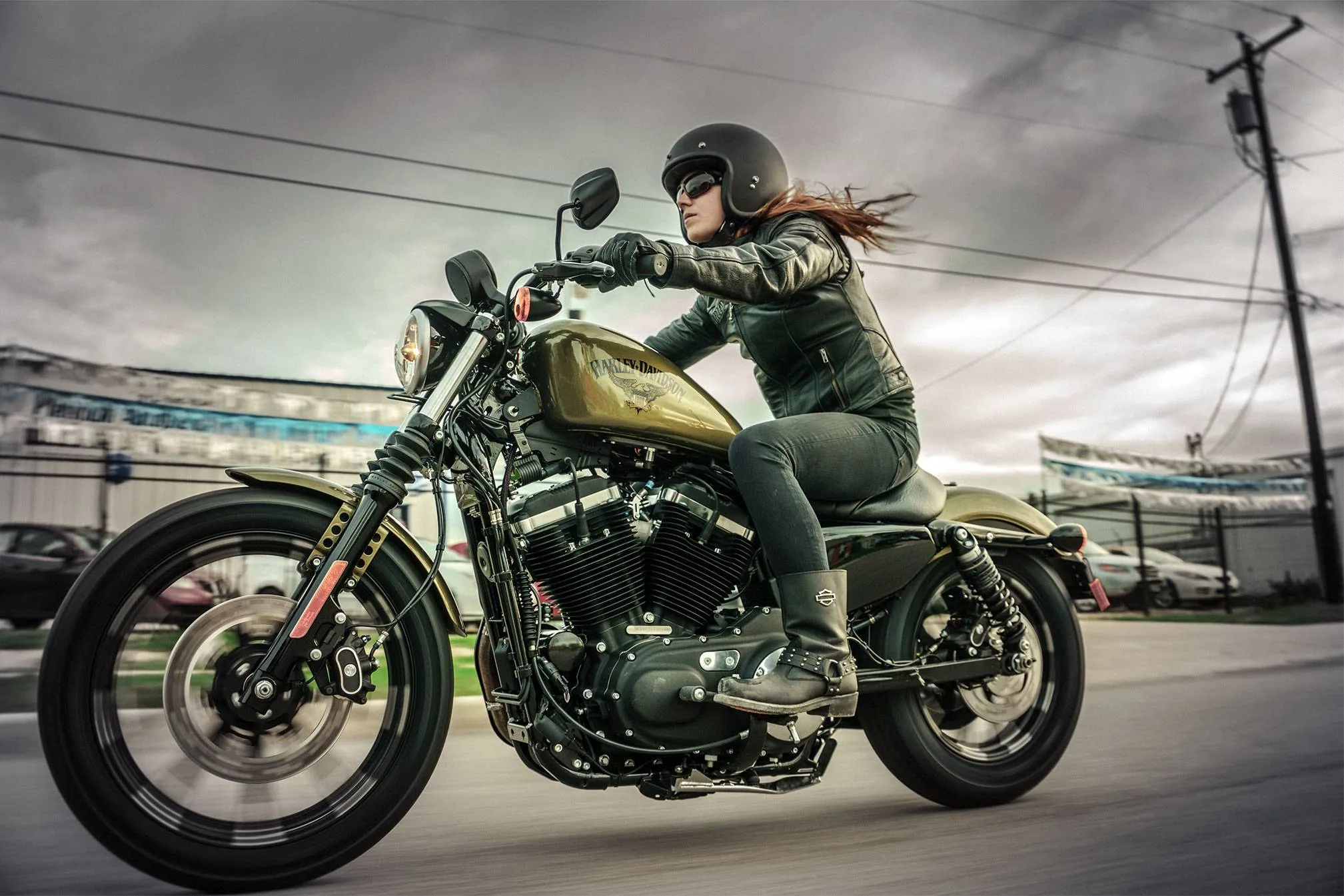 Harley Davidson Sportster con una donna a bordo che guida