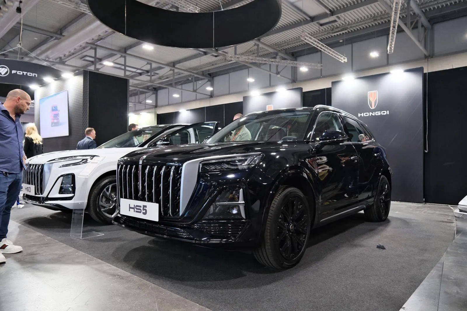 HS5 suv nero affianco dell'HS3 bianco