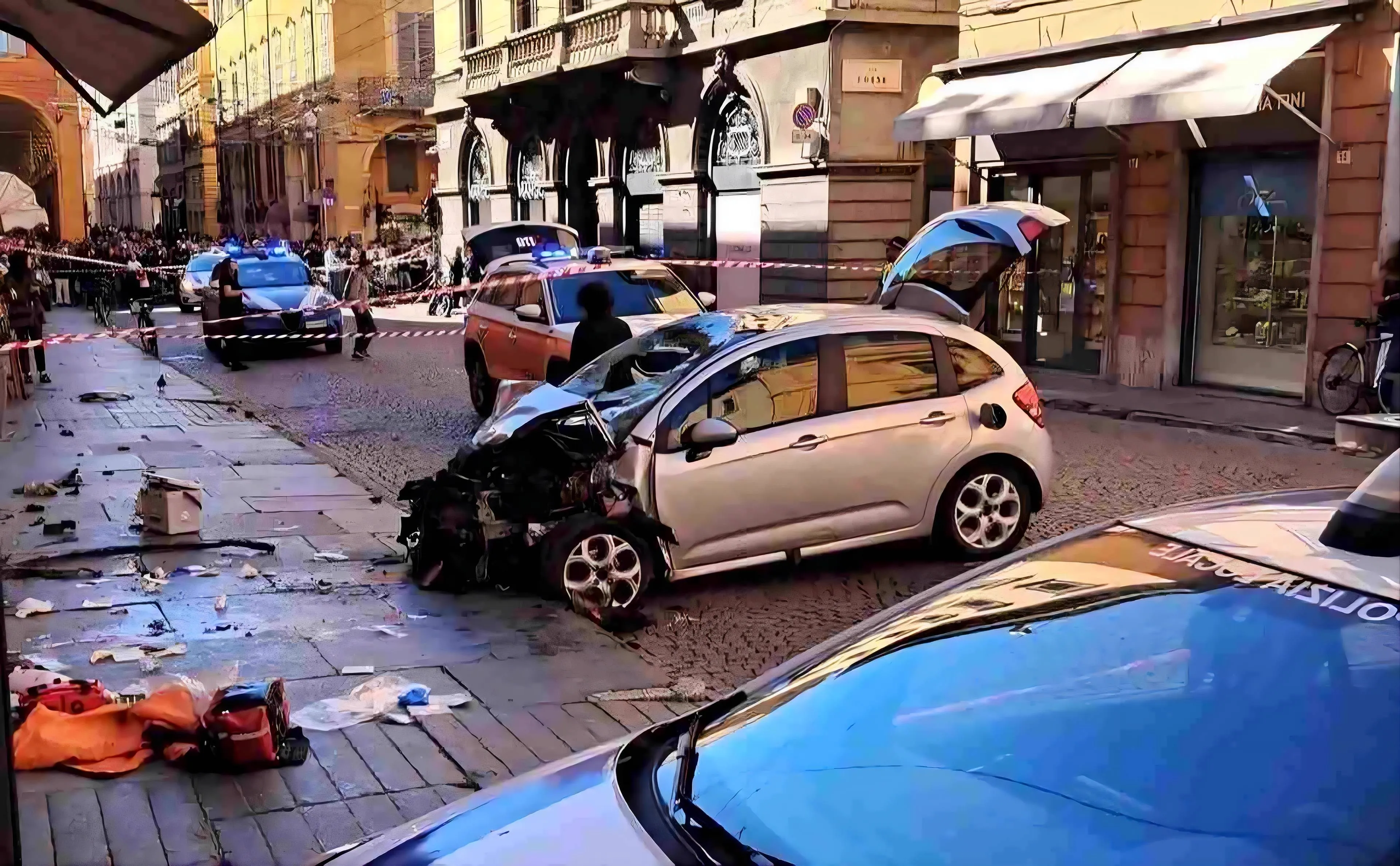 incidente modena falcia la folla citroen c3 ferma dopo l'incidente