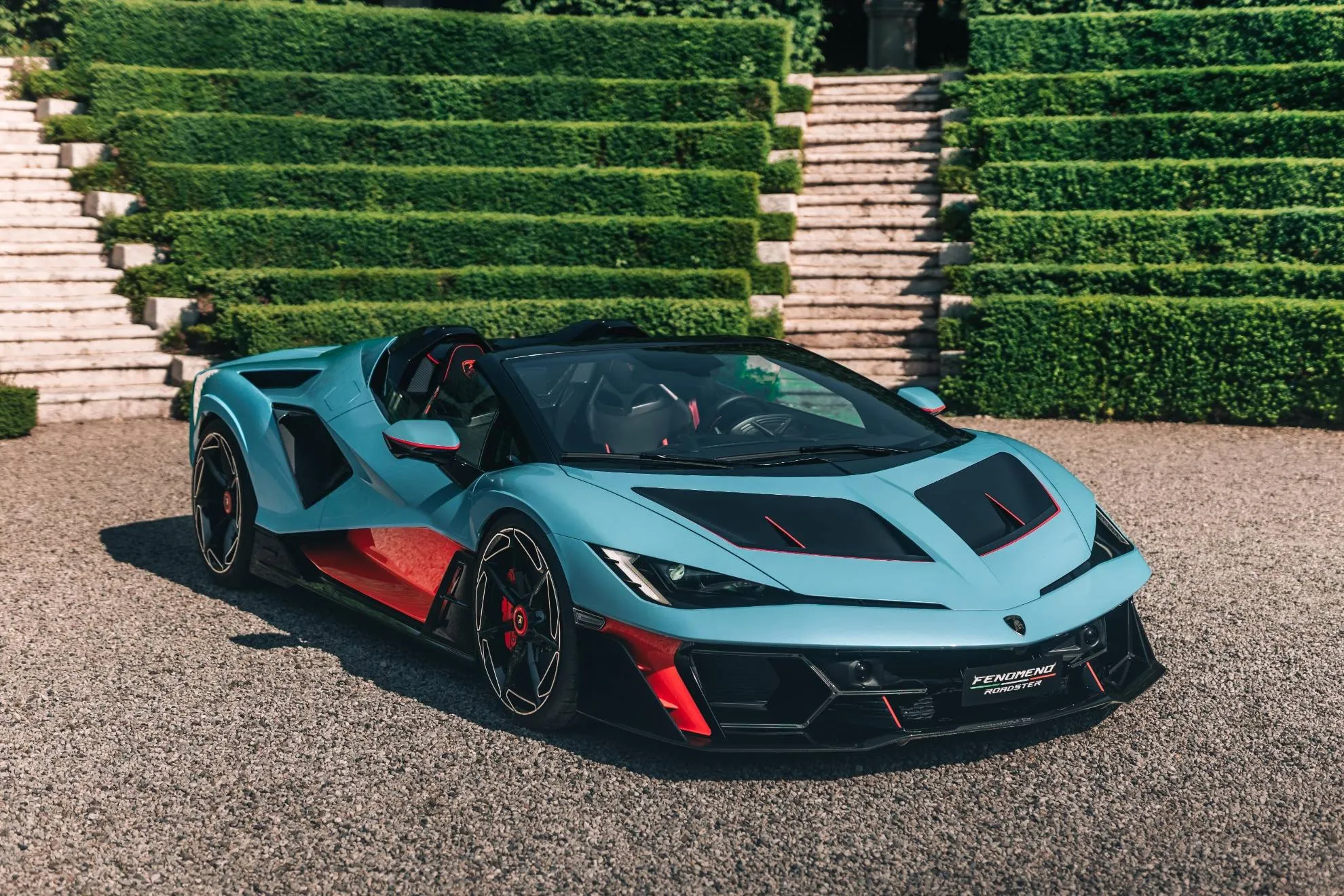 Lamborghini-fenomeno frontale con sfondo un anfiteatro