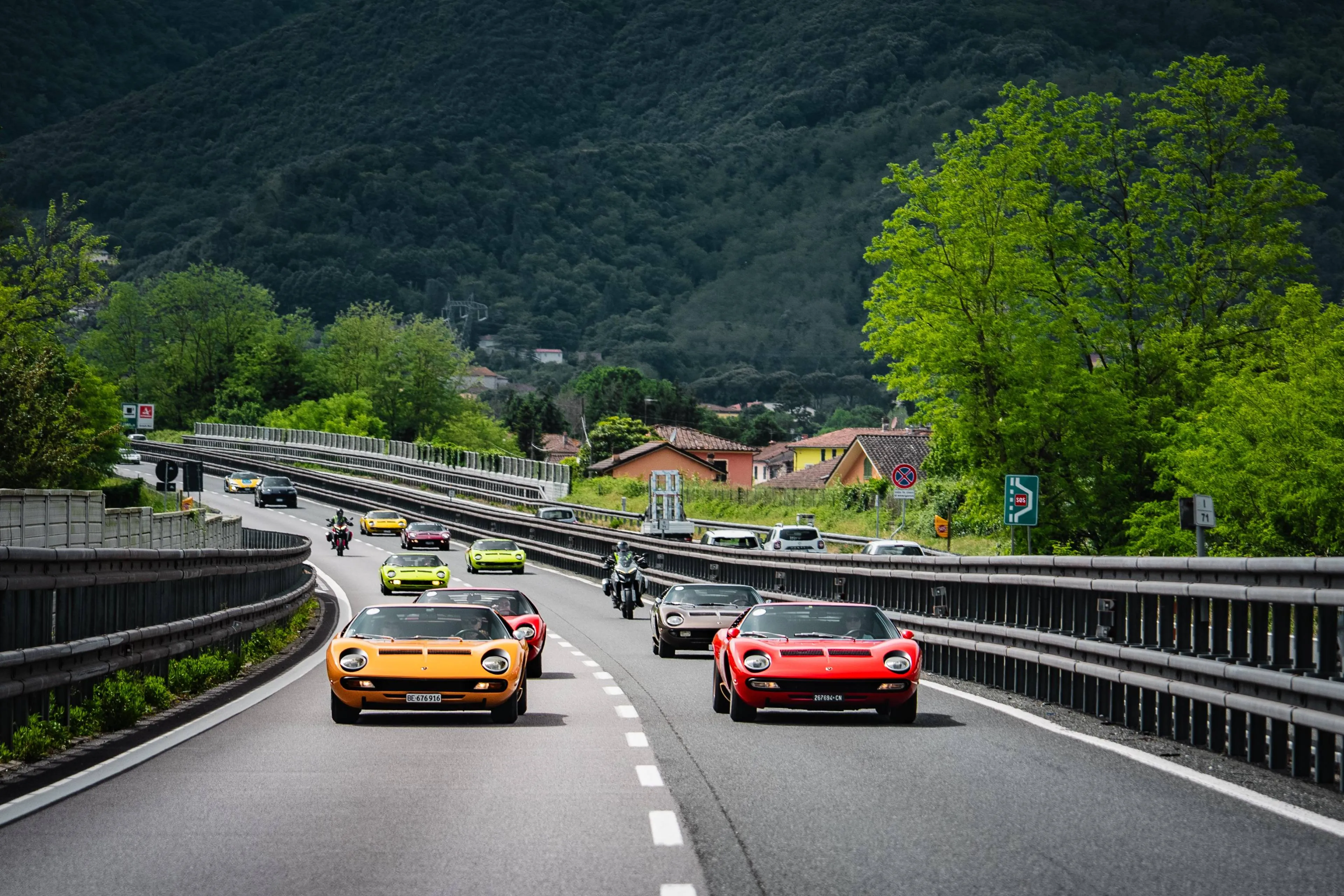 Immagine in autostrada con tutte le Lamborghini Miura di diversi colori