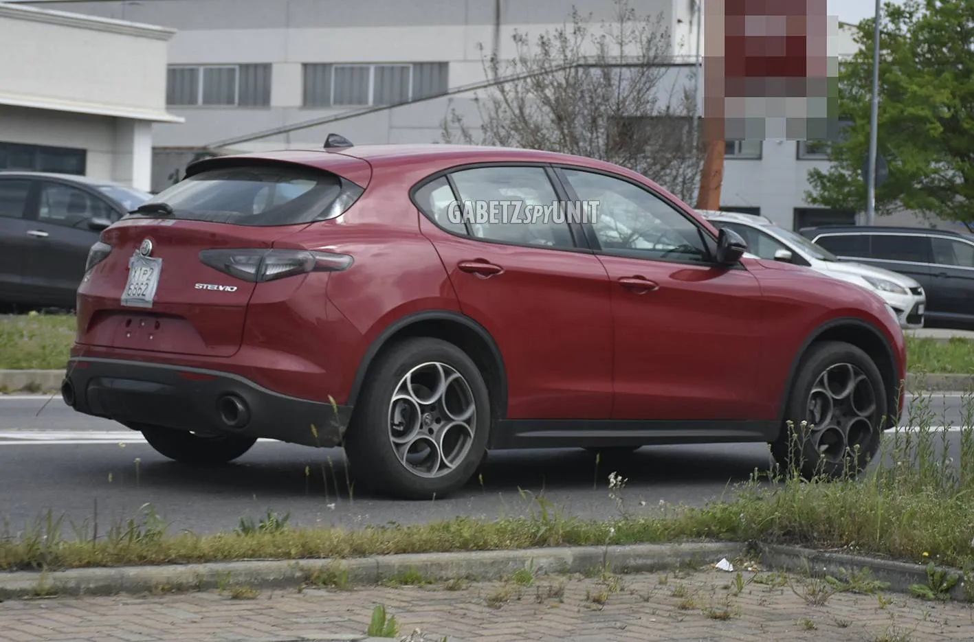 stelvio di colore rosso nella versione model year 2027 laterale