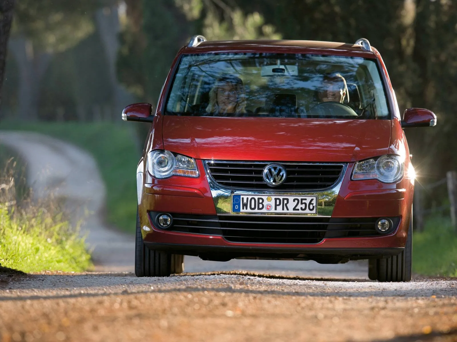 volkswagen_touran frontale di colore rosso restyling