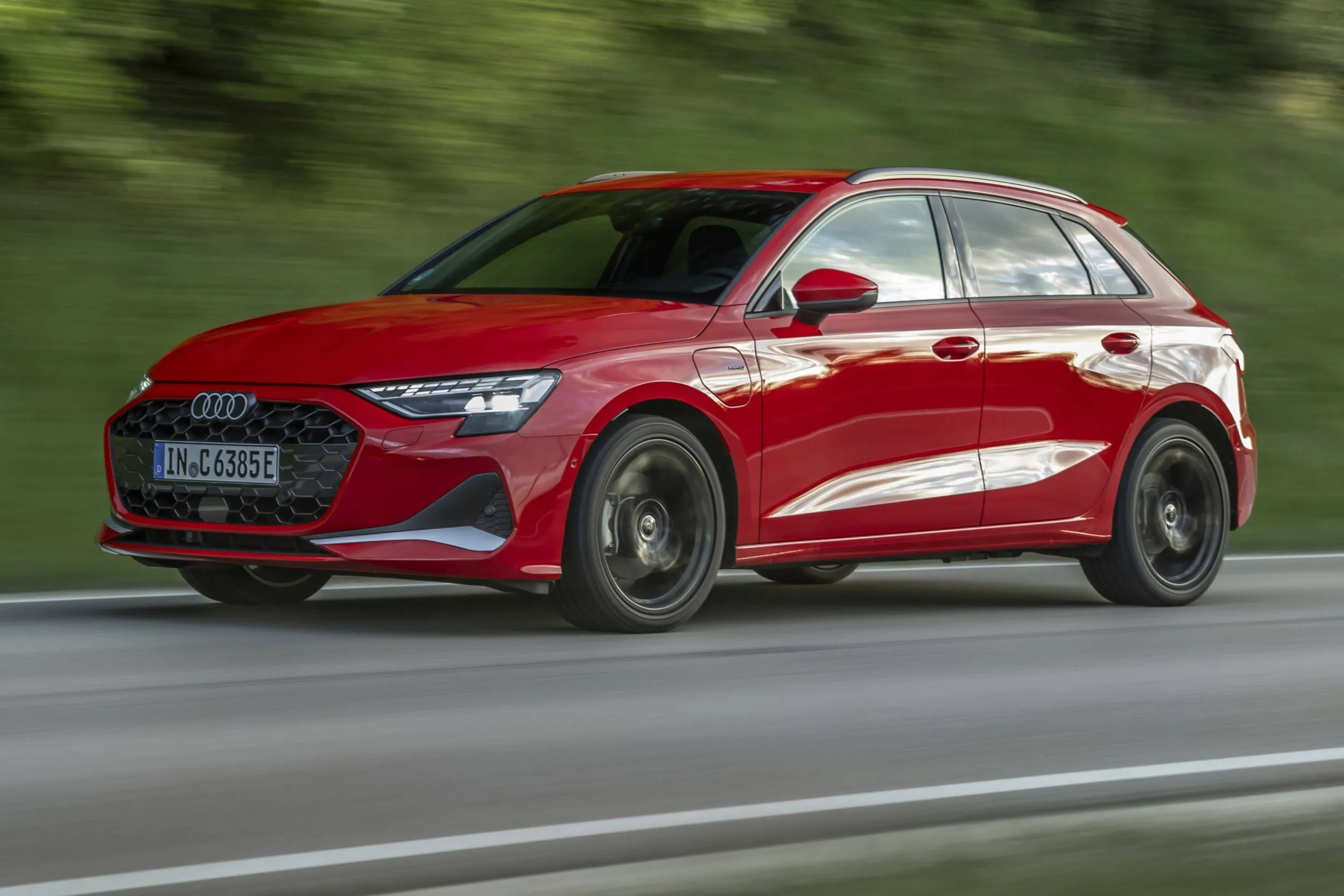 Audi A3 Sportback e-hybrid dinamica di colore rosso su strada frontale laterale