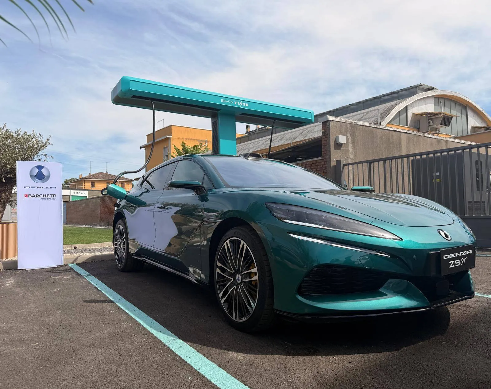 Nell'immagine si vede la Denza Z9GT e la nuova colonnina Fast Charging di BYD
