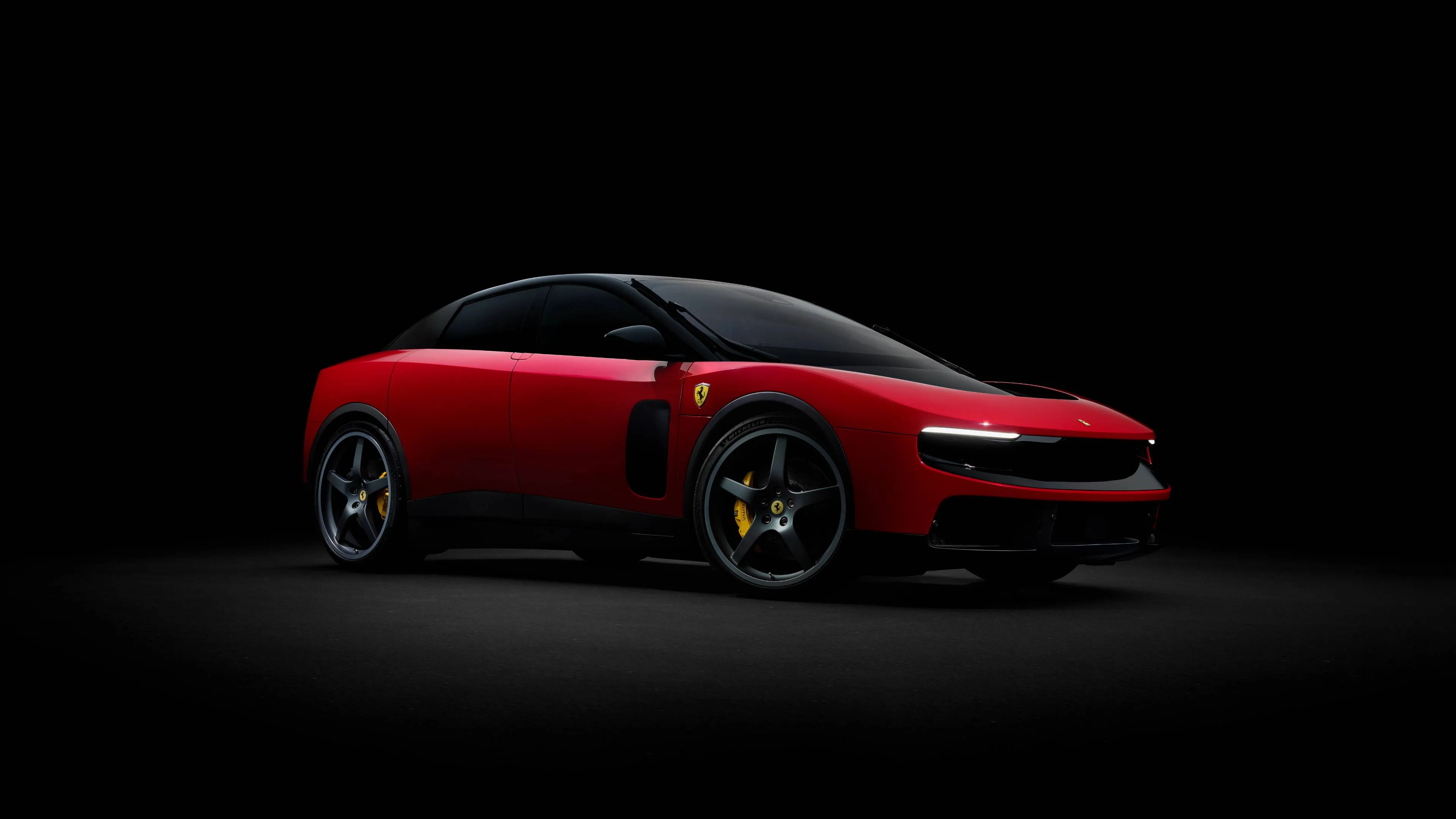 Ferrari Luce di colore rosso frontale laterale con sfondo nero