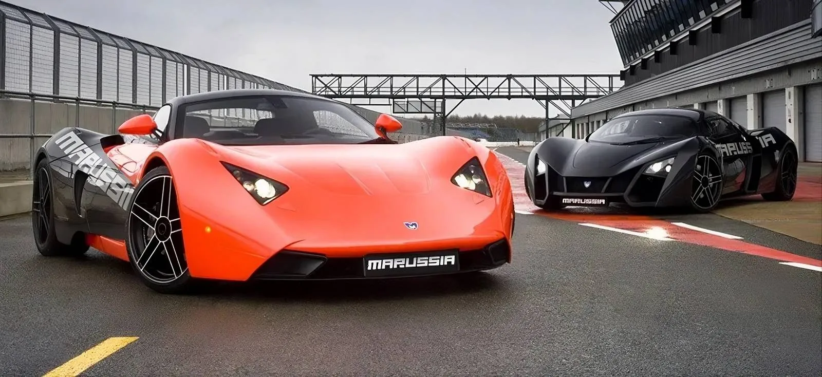 Nell'immagine si vedono le due supercar di Marussia, la B1 e la B2