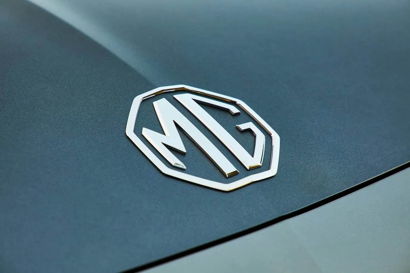 MG Logo sul cofano del modello