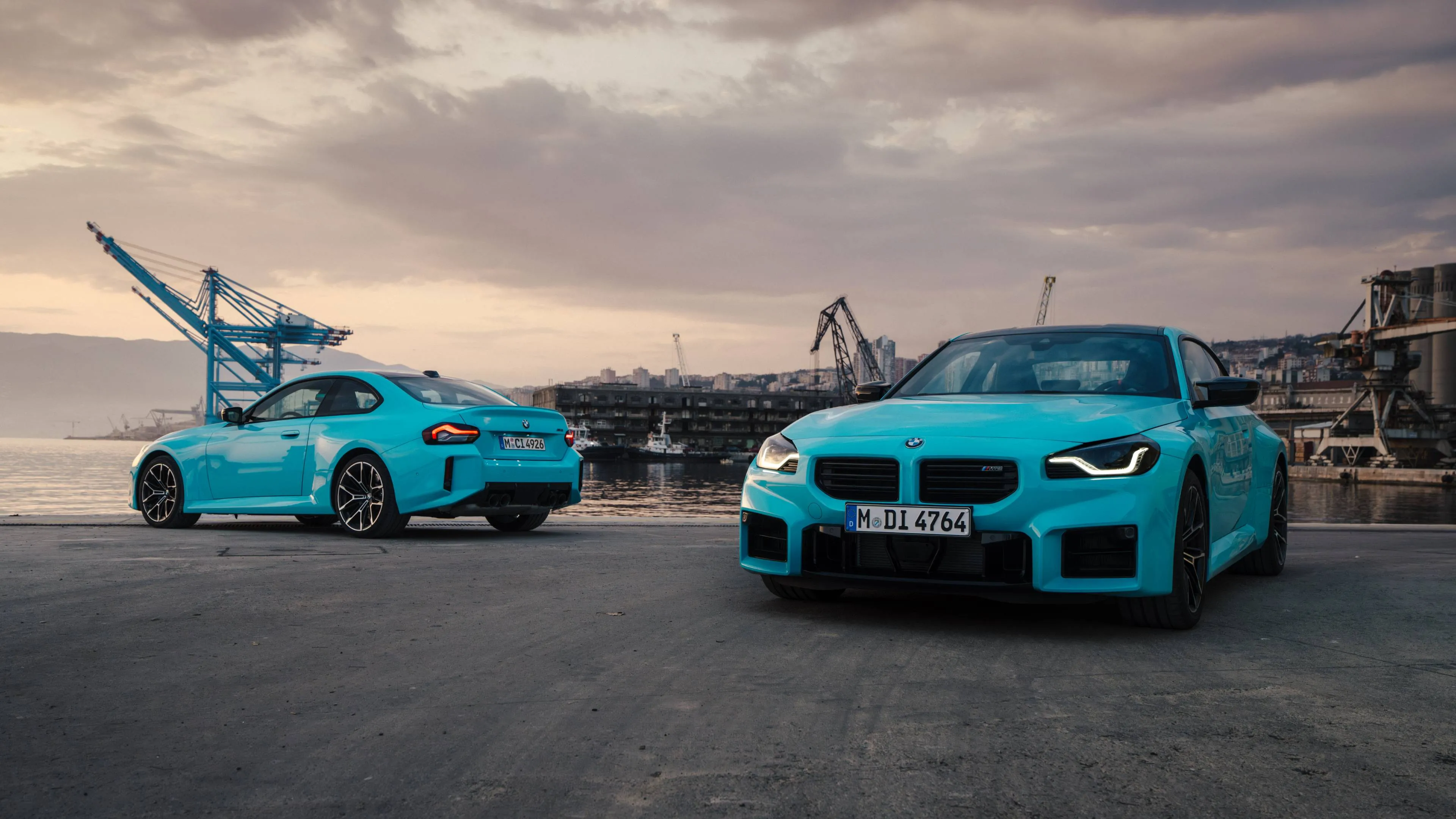 BMW M2 xDrive due esemplari di colore azzurro davanti e dietro