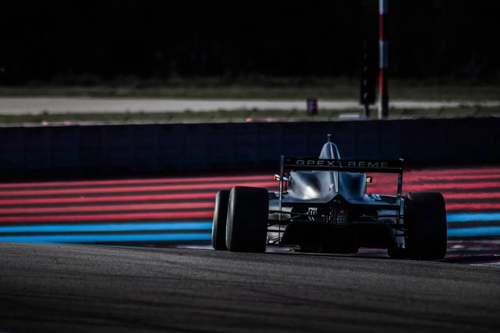 formula 1 in pista che percorre una strada