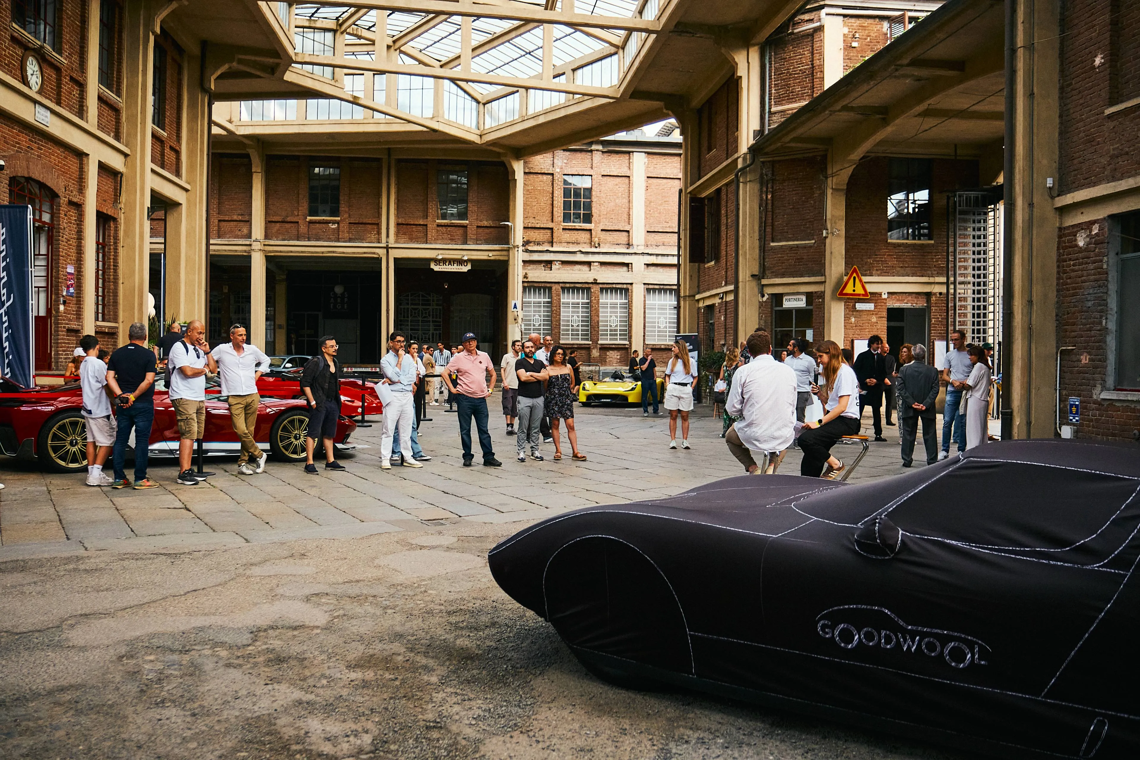 auto storiche sotto il telo raduno torino docks dora