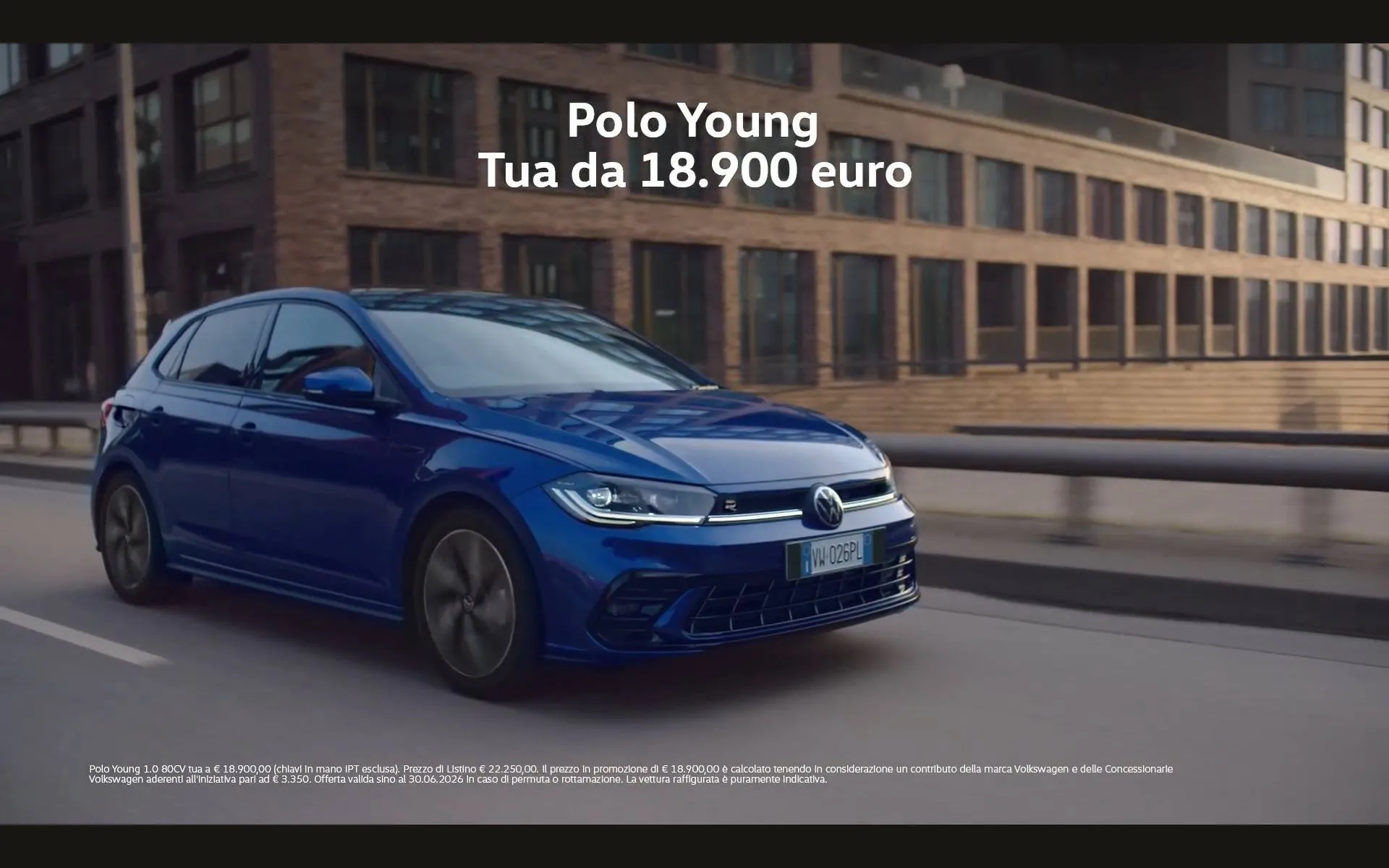 VW Polo Youn dinamica anteriore di colore blu con scritta del modello e del prezzo