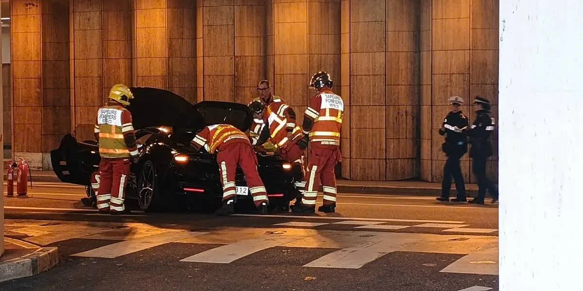 crash_tunnel_monaco Ferrari 296 GTB donna e figlia