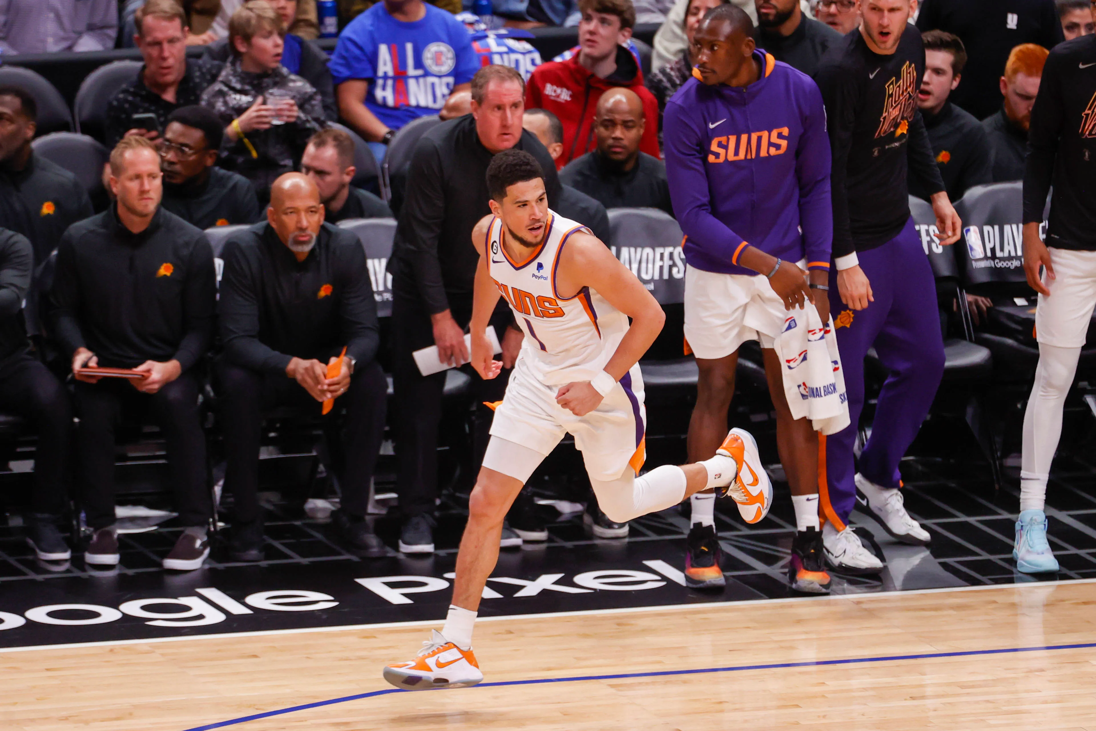 Gran esfuerzo de equipo por parte de los Phoenix Suns para llevarse el triunfo contra unos Lakers deslucidos