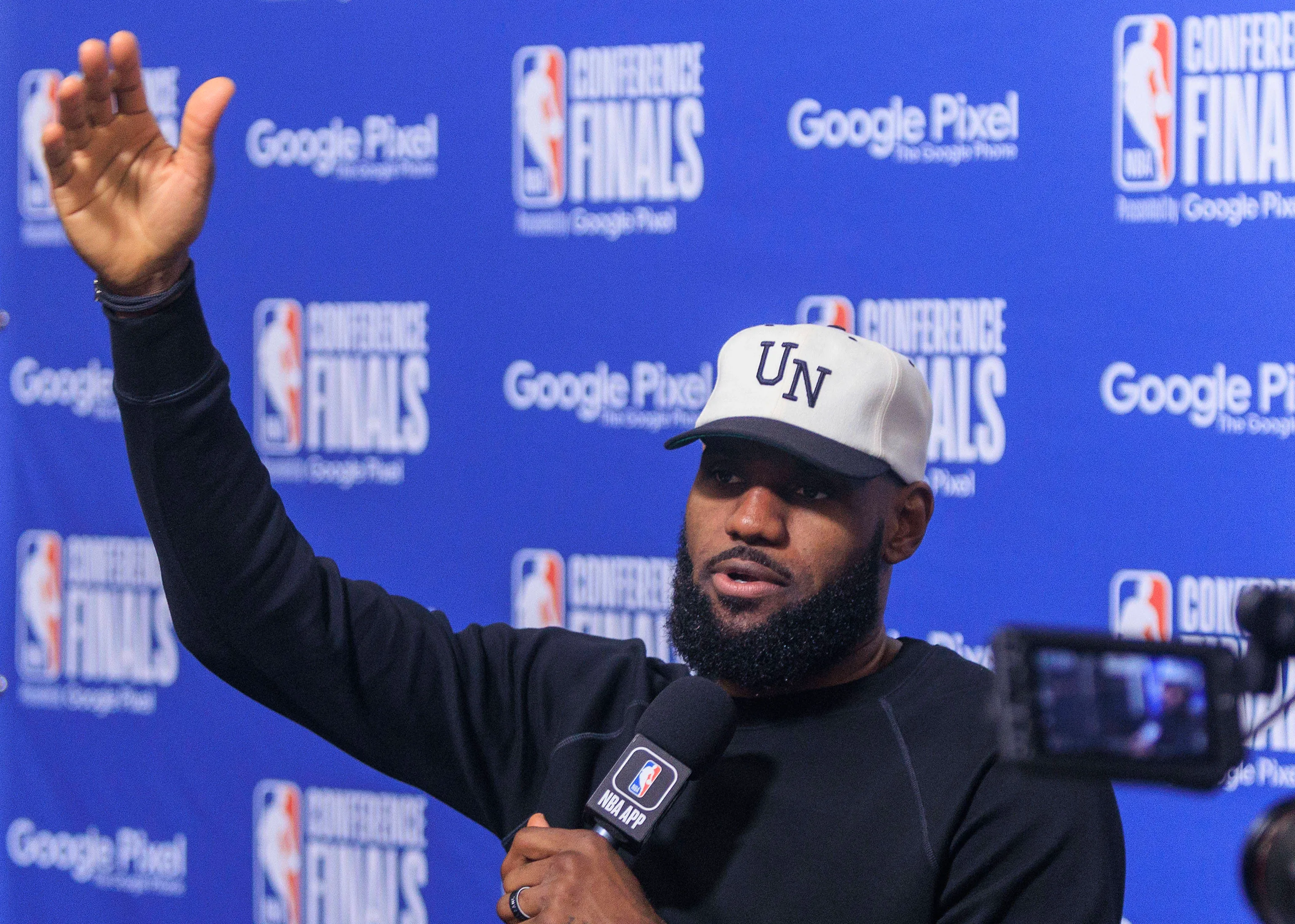 LeBron James y el posible duelo de play-in contra Warriors: "Marcar a Steph es incómodo, por eso él y Golden State siempre serán relevantes"