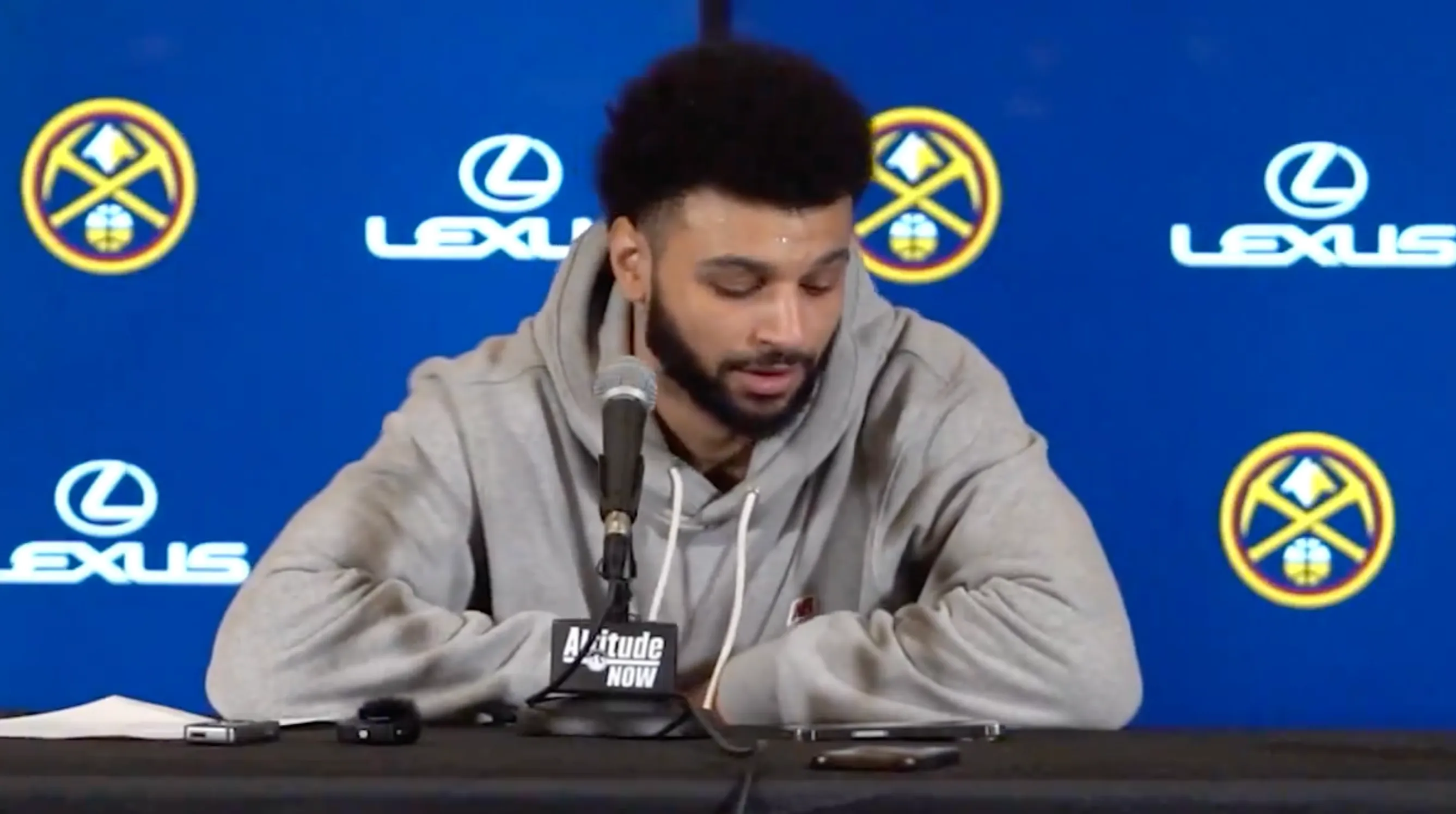 VÍDEO: La brutal falta de respeto de Jamal Murray viendo una pelea a todo volumen en plena rueda de prensa