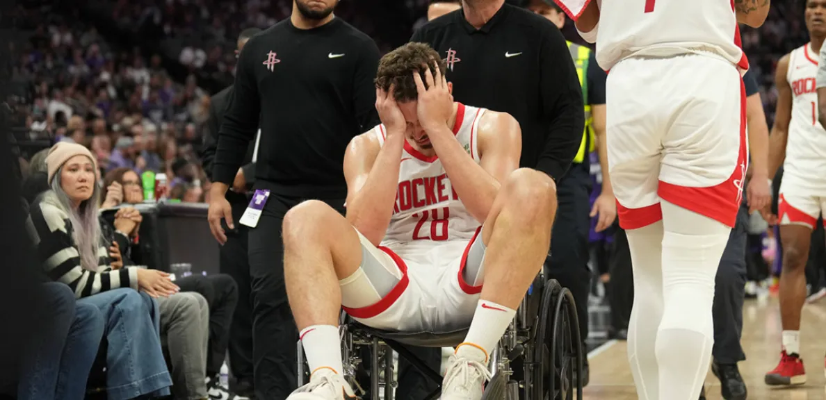 ¡Tiemblan los Rockets! Alperen Sengun sale retirado en silla de ruedas y podría estar lesionado de gravedad