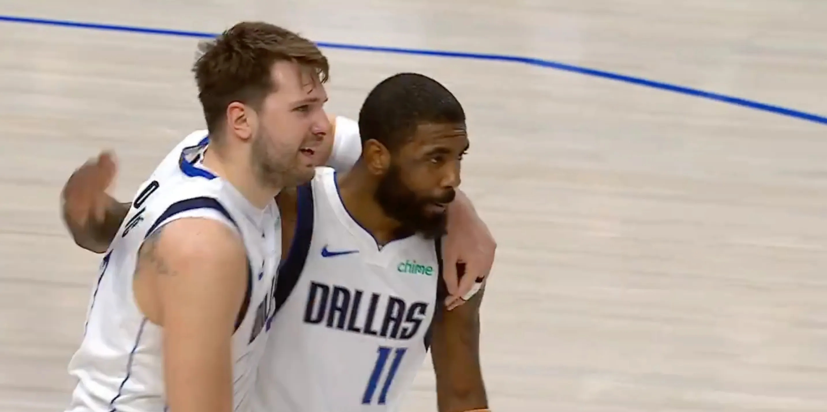 ¡Puedes ir con ellos a la guerra! El emotivo abrazo de Luka Doncic y Kyrie Irving tras su brutal victoria ante Houston