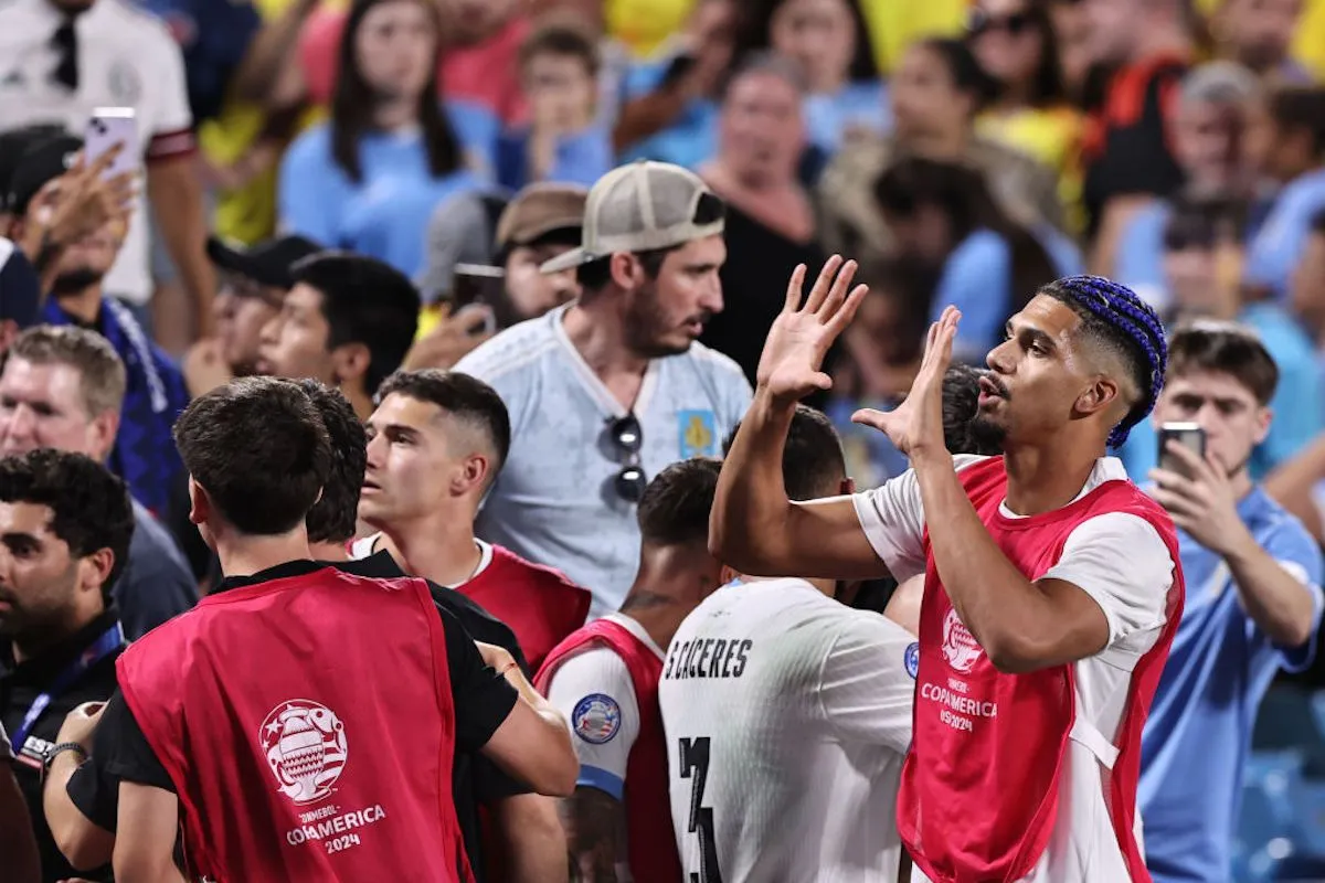 Ronald Araujo involveret i kaotiske scener: Uruguayanske spillere i sammenstød med fans