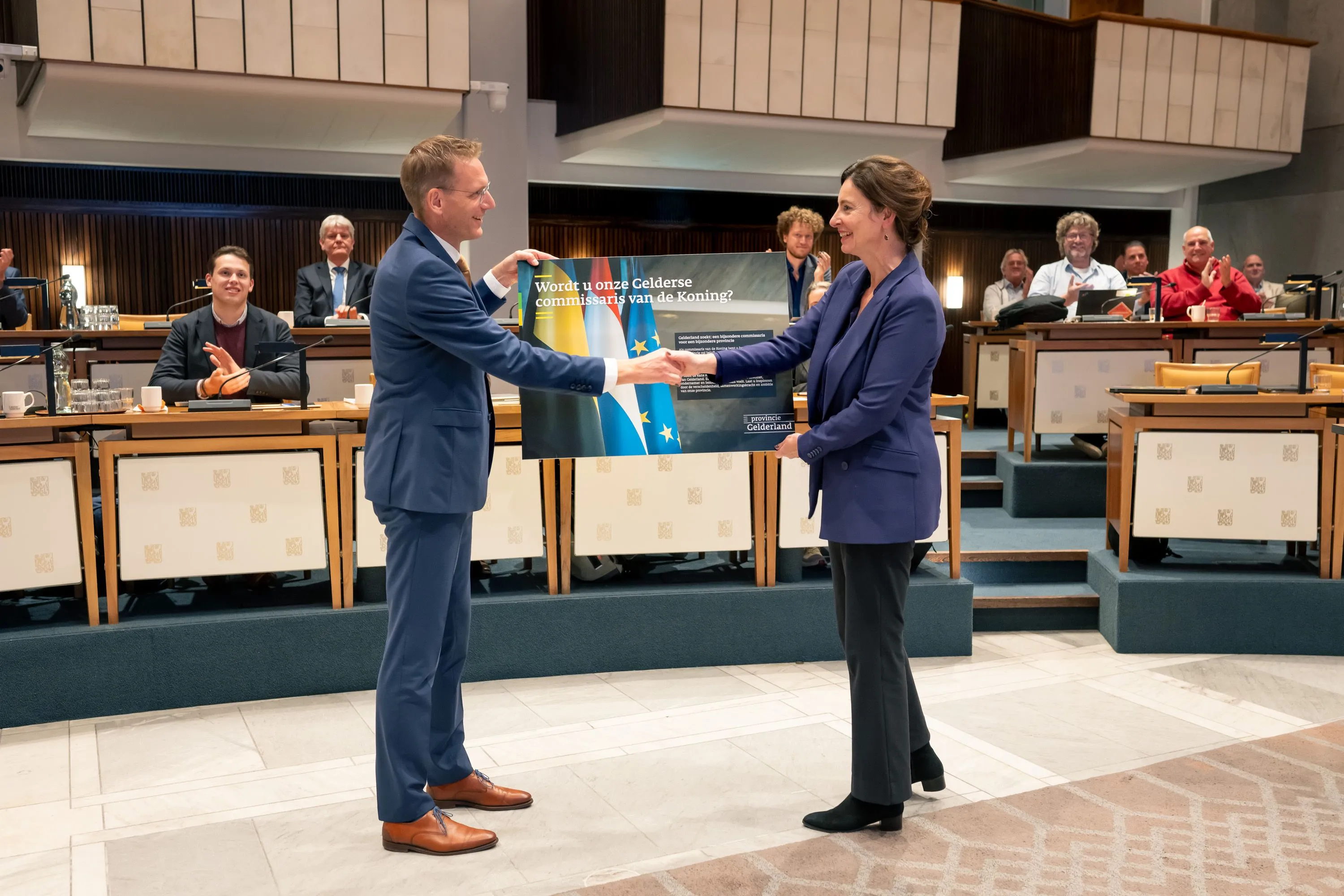 rik loeters overhandigt profielschets aan minister van bzk