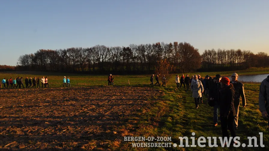 wandeling in de schemering foto leo den heijer