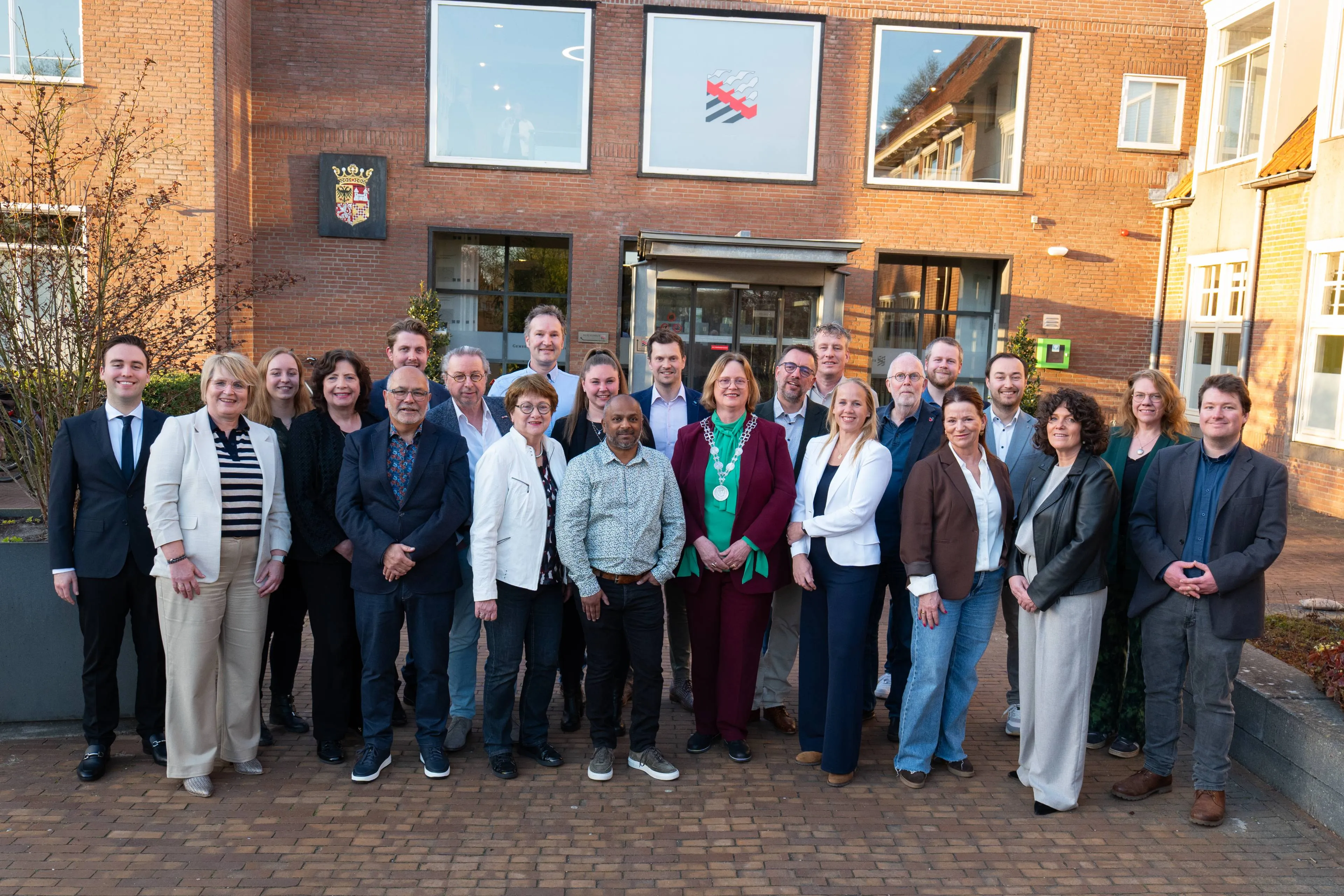 persfoto gemeenteraad met burgemeester en griffier_ foto carina meijer gemeente beuningen