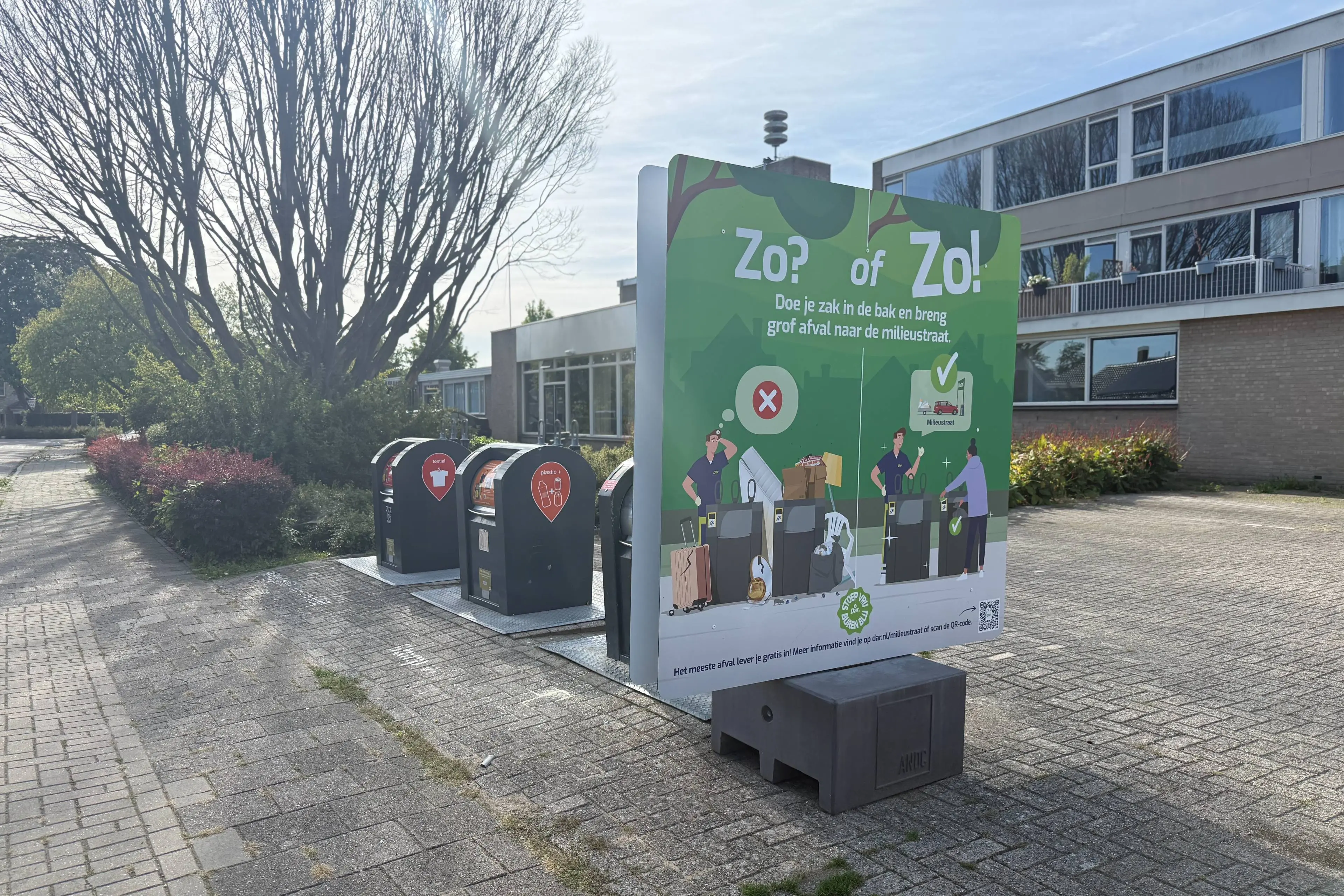 20260825 bord bij containers in winssen