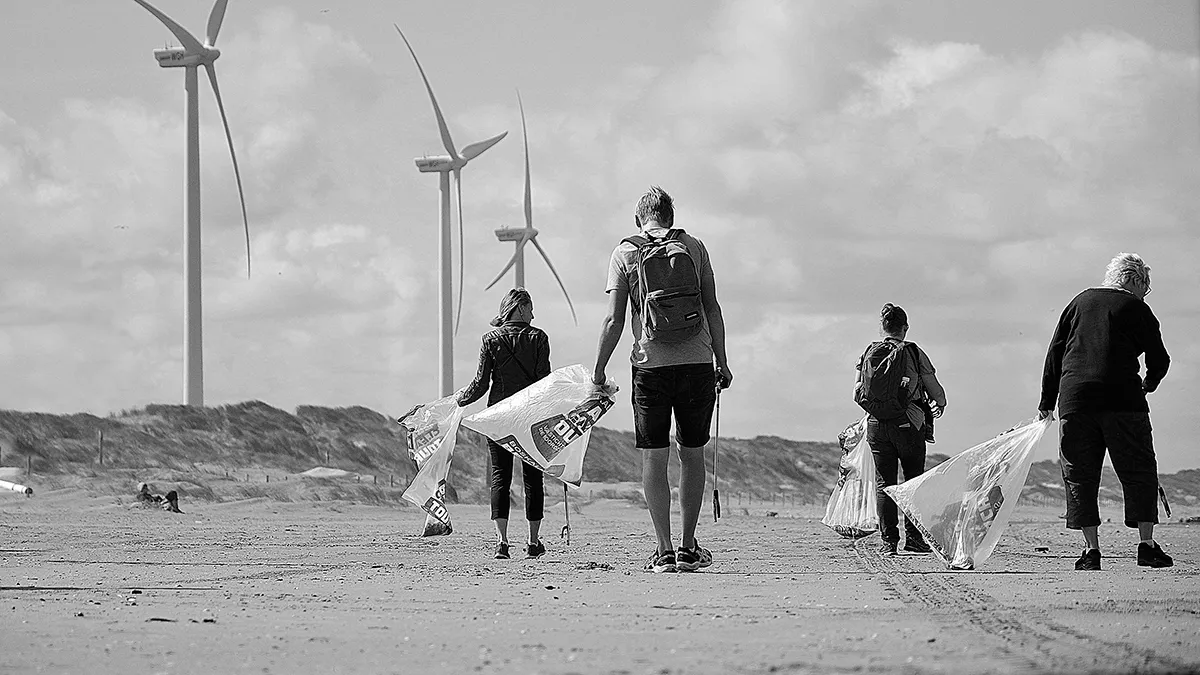 02 jan lambert krop clean up the beach klein
