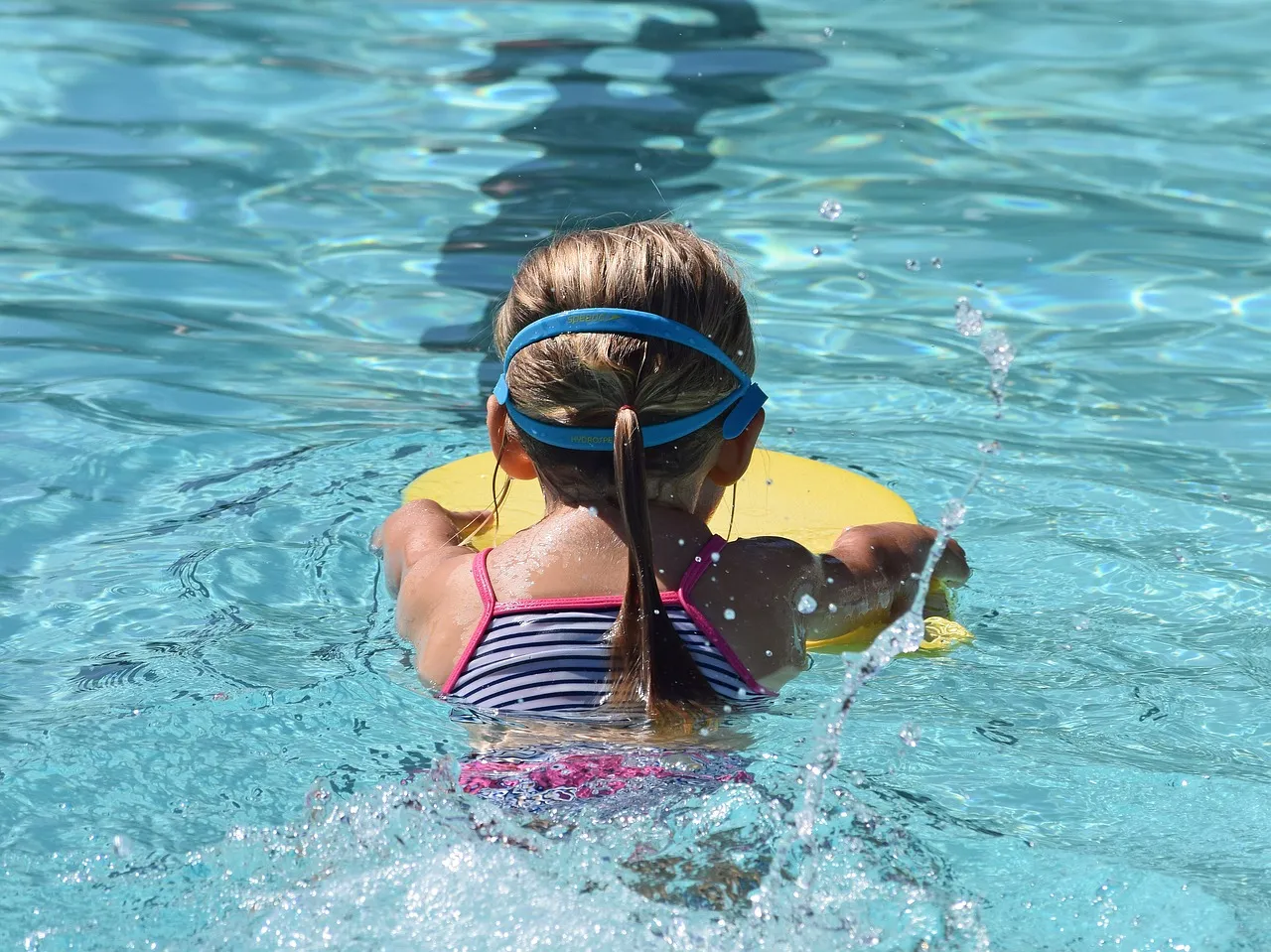 young swimmer 2494904 1280
