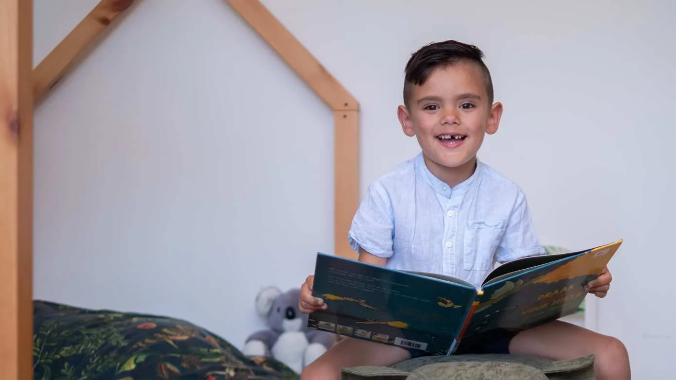 jongen-leest-boek
