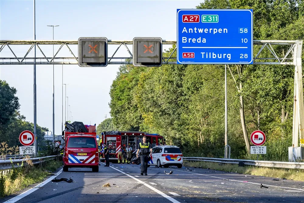 (FOTOSERIE) Meerdere ernstig gewonden bij ongeval op A27 bij Oosterhout