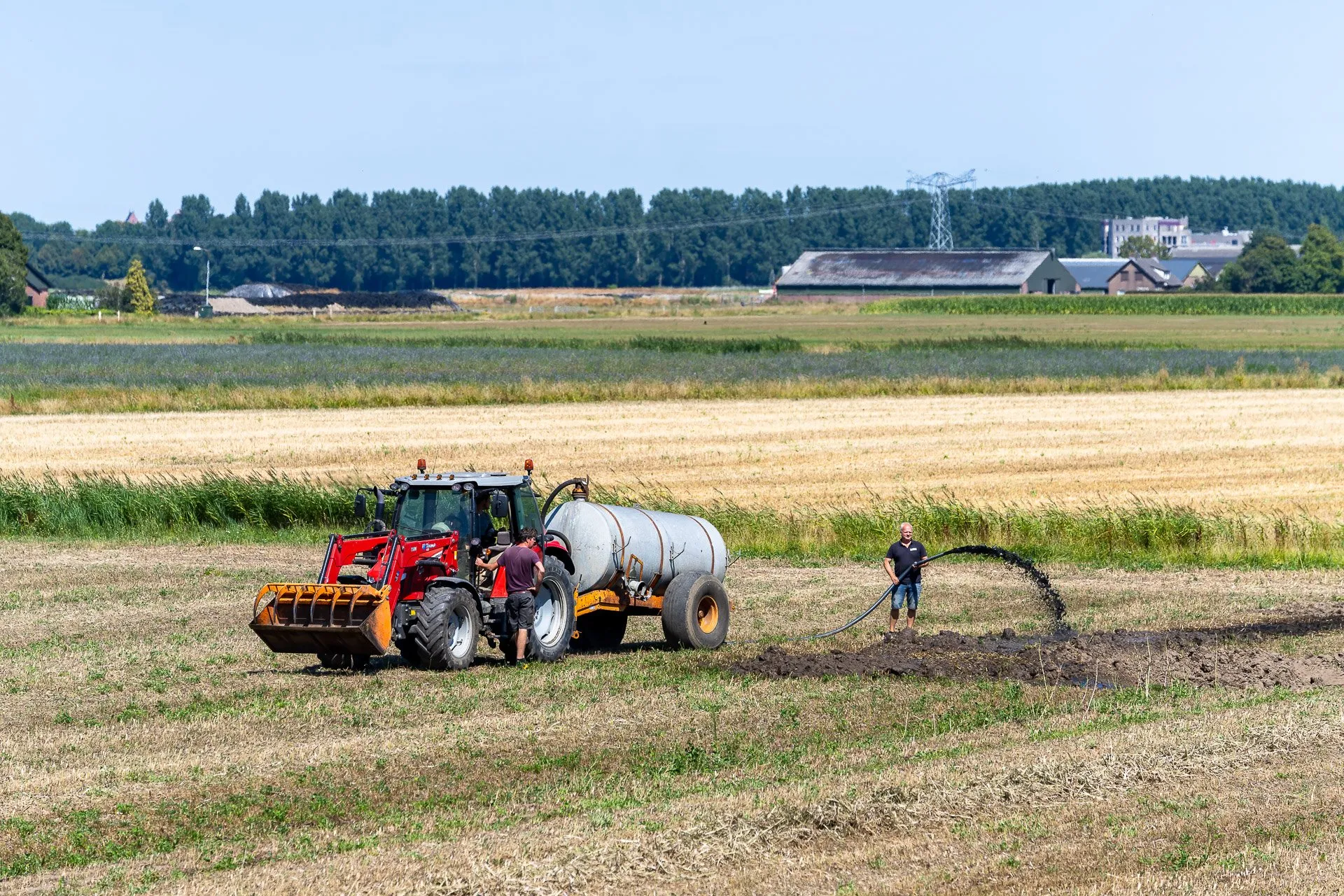 Vlijmense boer blust beginnende akkerbrand met stront