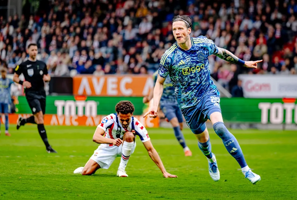 Ajax laat Willem II ruiken aan overwinning maar wint met 1-2 in Tilburg