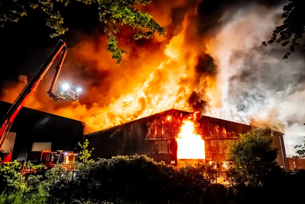 [VIDEO] Zeer grote brand bij bedrijf aan de Steenstraat in Dongen