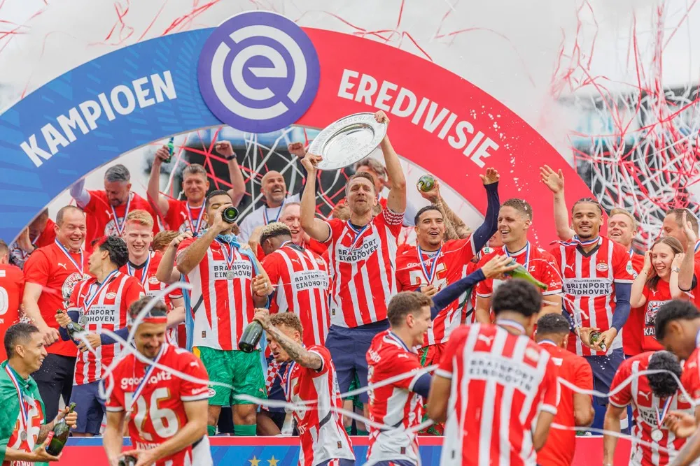 PSV kampioen in bizar slotstuk van de eredivisie
