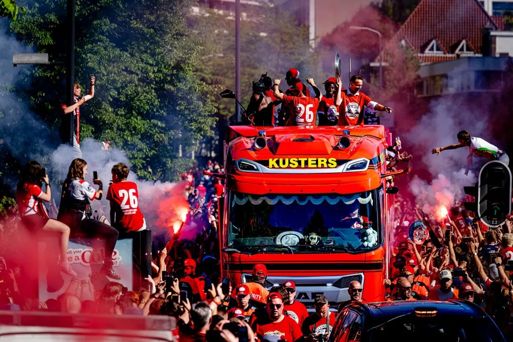[FOTOSERIE] PSV gehuldigt op het Stadhuisplein, huldiging zonder problemen verlopen