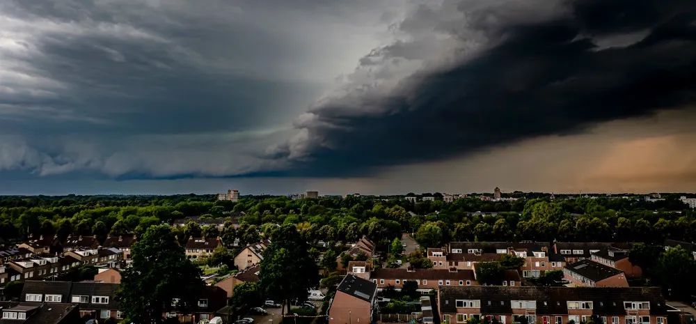 Zwoele zomerse avond voor de bui losbarst, code geel verlaat