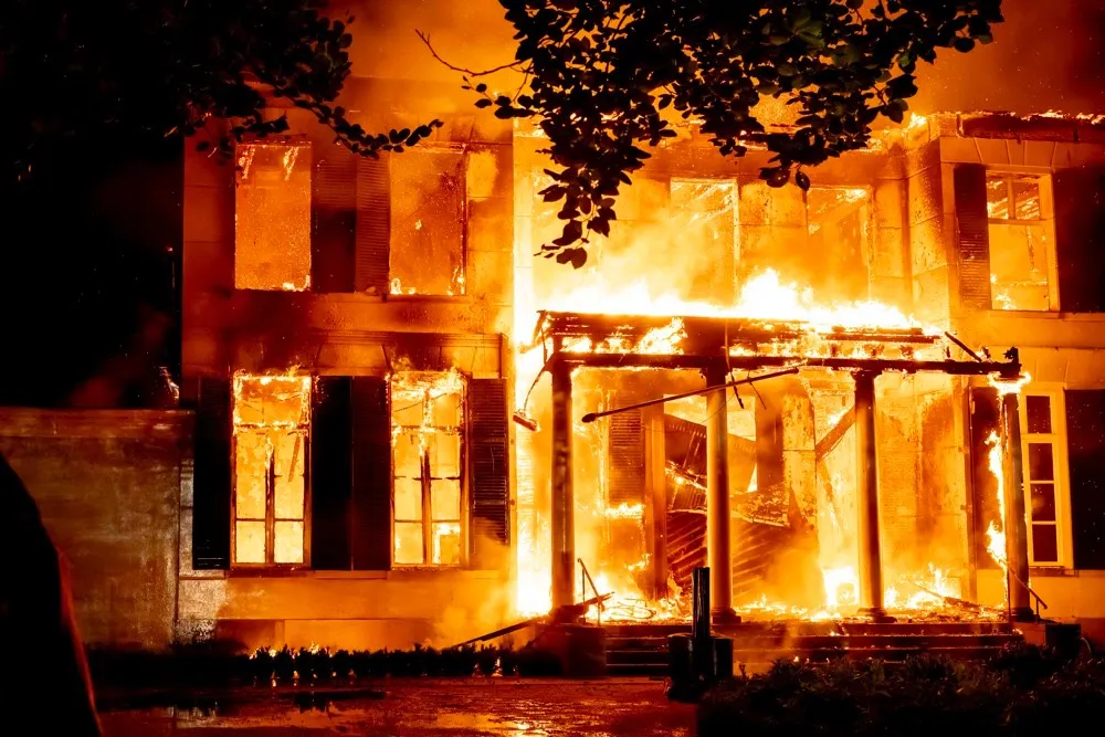 Politie doet onderzoek naar grote brand in landhuis Breda; niemand mag het huis in