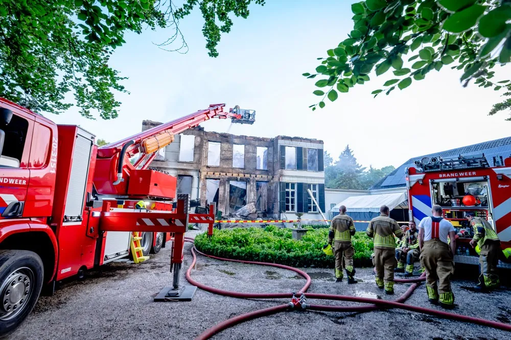 Schade bij daglicht goed te zien na grote brand landhuis Burgtsedreef in Breda