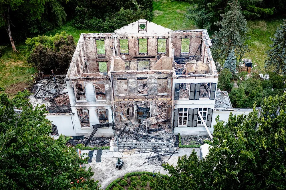 [VIDEO] Dronebeelden leggen schade van grote brand landhuis Breda goed vast