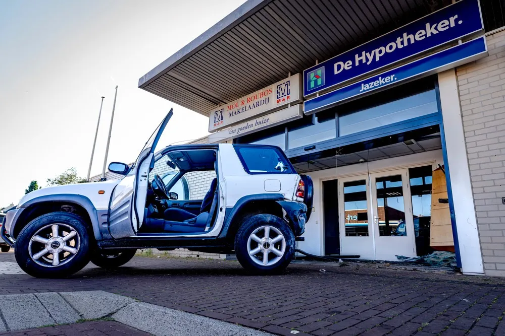 [VIDEO] Bestuurder ramt gevel van leegstaand bedrijfspand in Raamsdonksveer