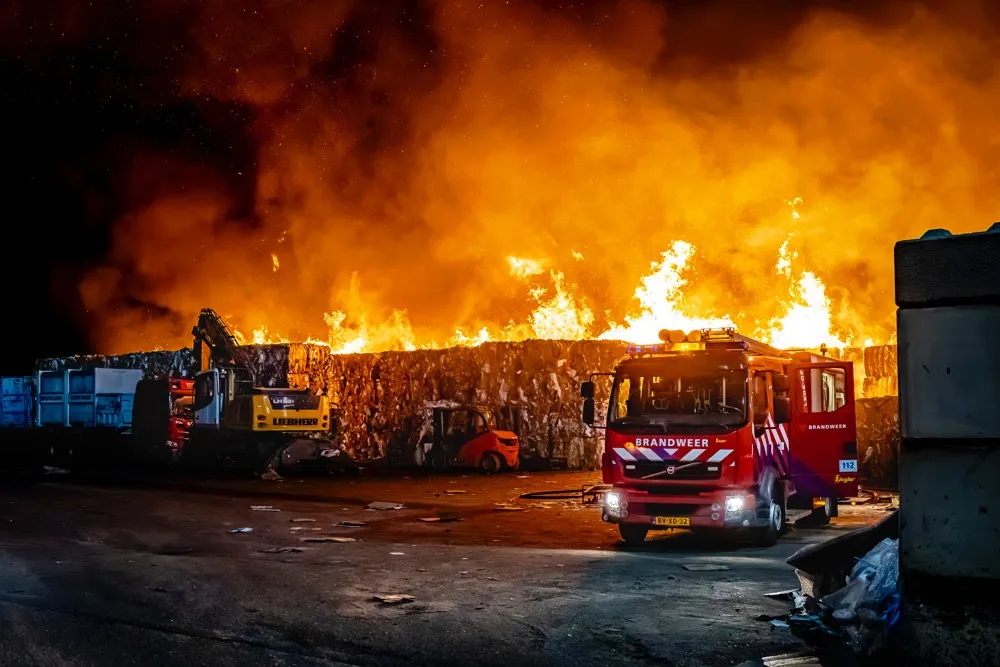 [VIDEO] Zeer grote brand (GRIP1) bij van Puijfelik Recycling in Oosterhout
