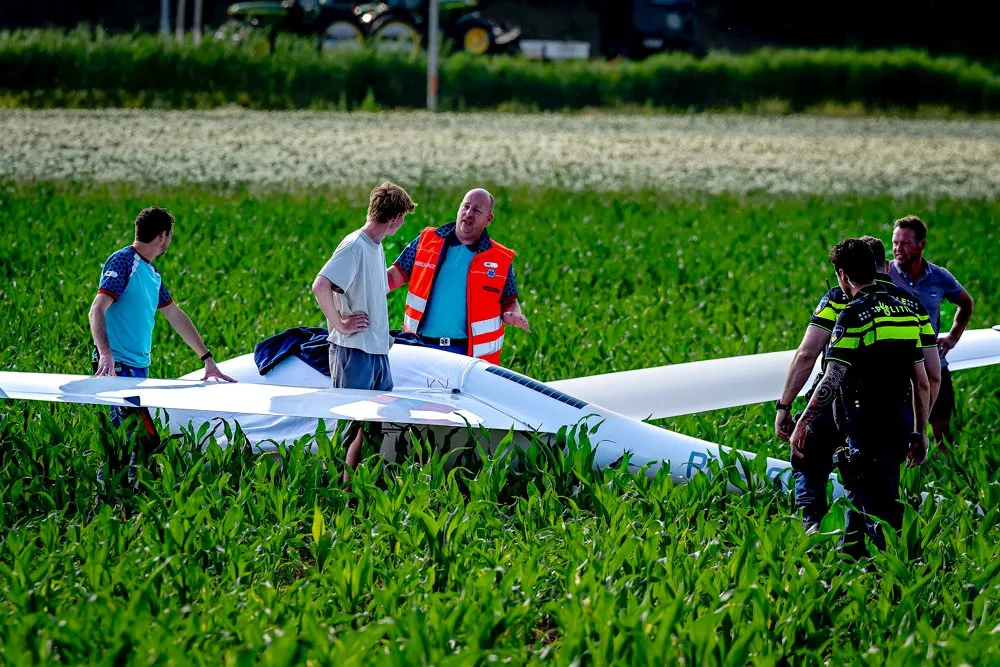 Zweefvliegtuig maakt noodlanding op weiland naast A27 bij Raamsdonksveer