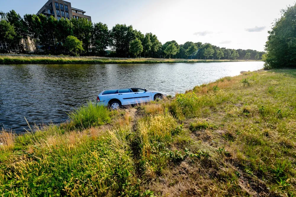 Bestuurder belandt met auto in Wilhelminakanaal in Oosterhout