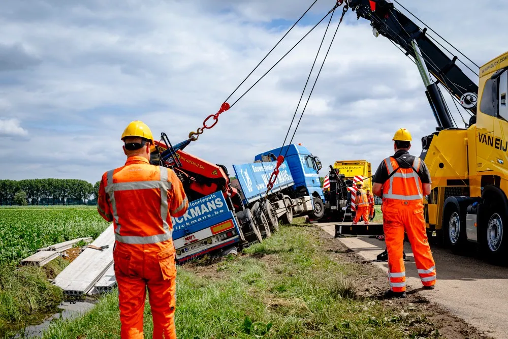 Bergingsbedrijf haalt vrachtwagen uit sloot na verkeerde inhaalactie in Sprang-Capelle