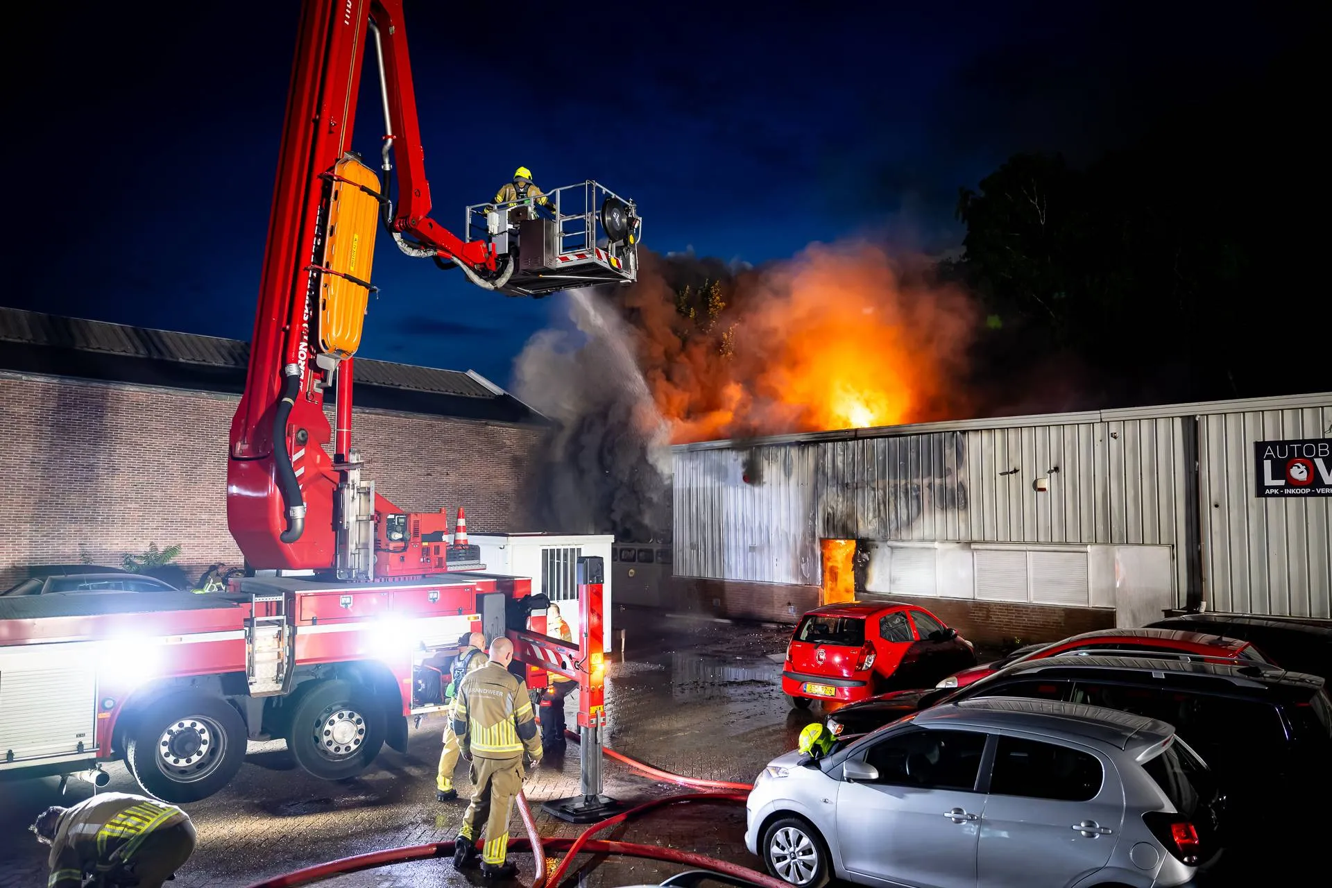 Zeer grote brand bij autobedrijf in Tilburg