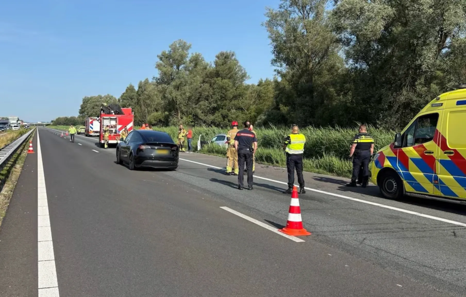 Twee gewonden bij ongeval op A59 bij Waspik, auto belandt in berm