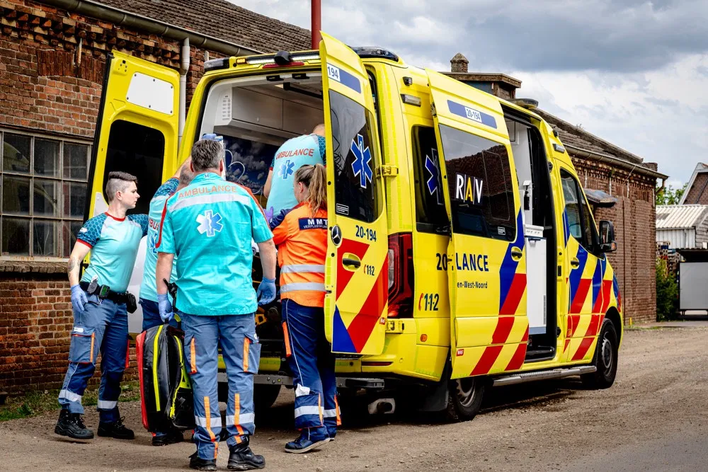 Man ernstig gewond na explosie op schip in Geertruidenberg